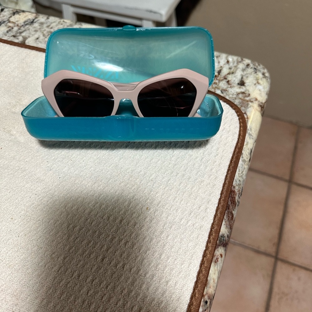 Zenni
Sunglasses - Picture 2 of 3